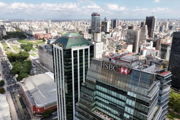 HSBC considers CEO pay overhaul as UK banks dump bonus caps Bloomberg Business – South China Morning Post