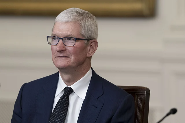 Apple’s Tim Cook Meets Donald Trump As Tariffs Threaten iPhones Bloomberg News NDTV Profit