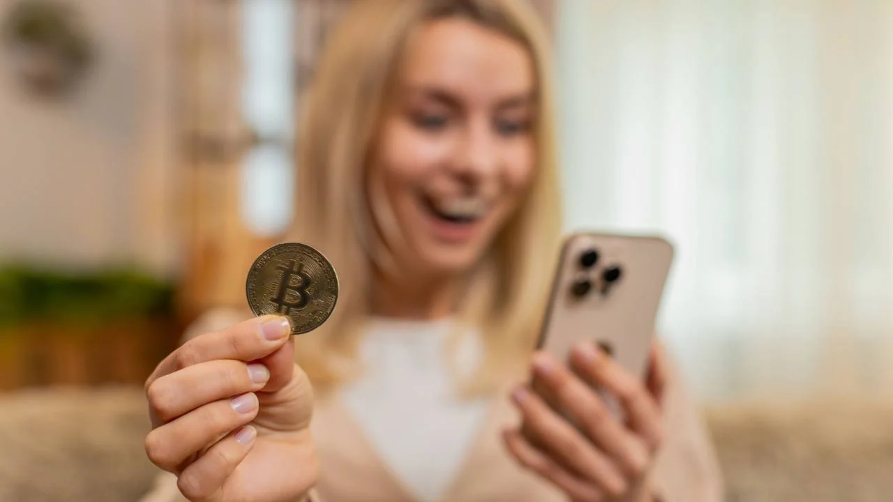 Bitcoin ETFs Rally Adds $301 Million as Ether Logs Third Day of Outflows Emmanuel Musa Bitcoin News